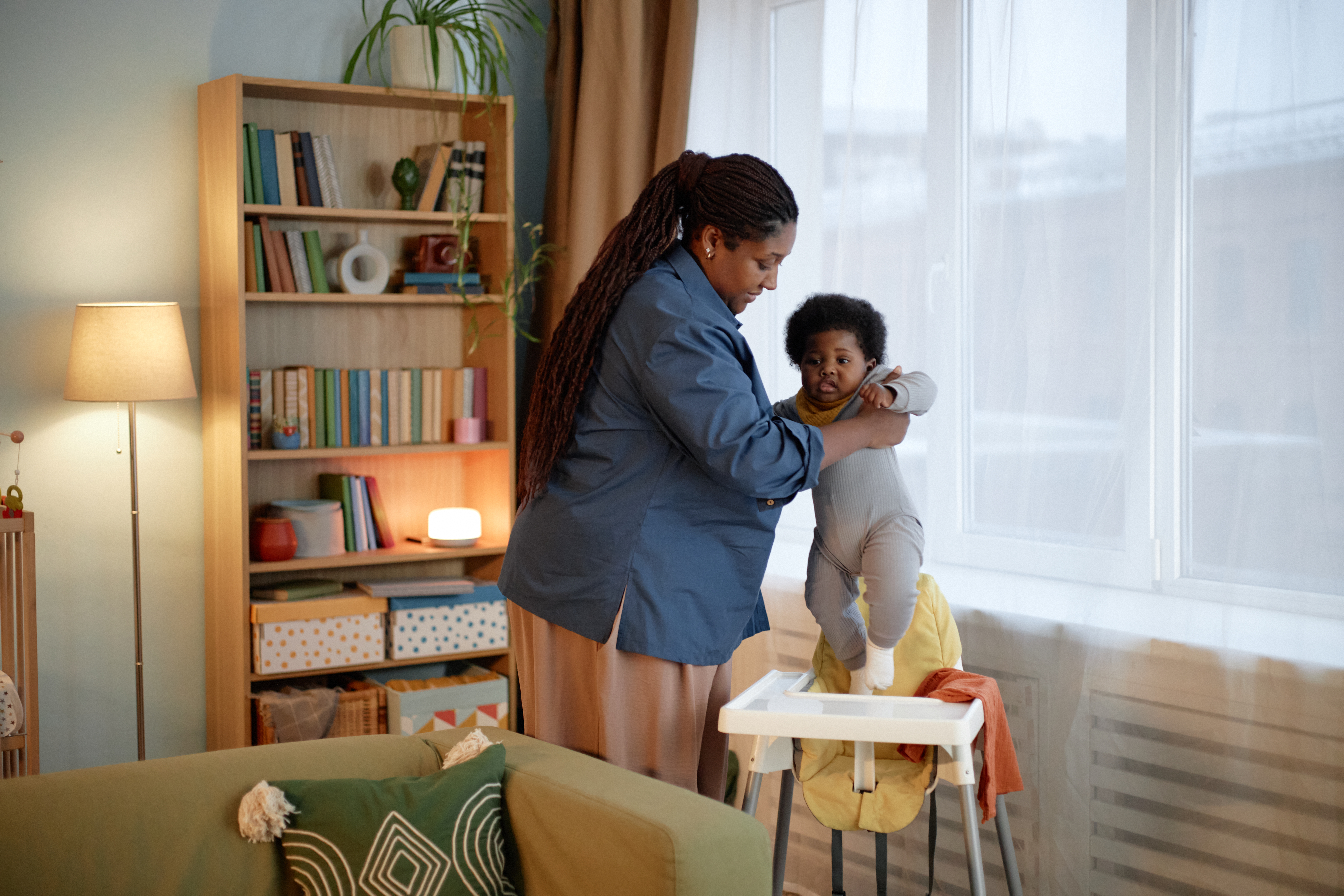 Intervenante à domicile accompagnant une personne âgée